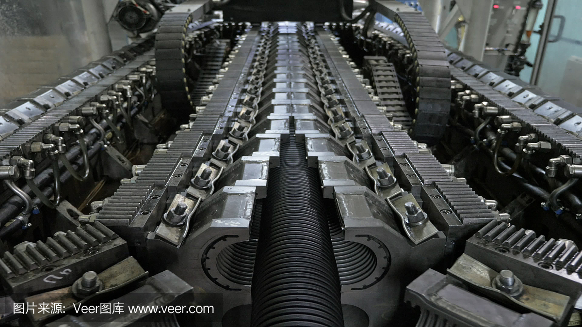 塑料水管制造。生產管子到工廠。用水和空氣的壓力在機床上制造塑料管的過程。特殊波紋形式。